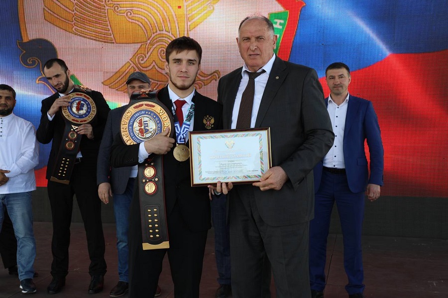 Чемпионам мира по боксу Муслиму Гаджимагомедову и Шарабутдину Атаеву вручили госнаграды